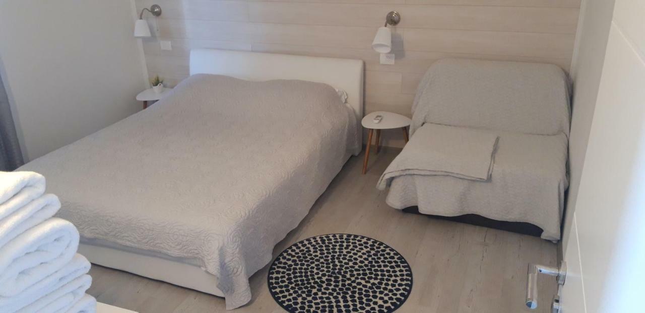 Apartmani Riva Rogoznica  Esterno foto